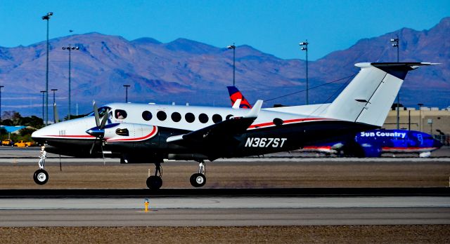 Beechcraft Super King Air 300 (N367ST) - N367ST 2002 Beechcraft Super King Air 300 s/n FL-341 -Las Vegas - McCarran International Airport (LAS / KLAS)br /USA - Nevada December 2, 2016br /Photo: Tomás Del Coro 