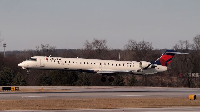 Canadair Regional Jet CRJ-900 (N930XJ)