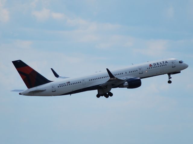 Boeing 757-200 (N710TW) - Departing runway 26L - 8/22/09