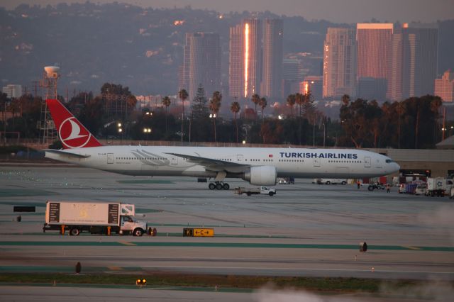 BOEING 777-300ER (TC-LJB)