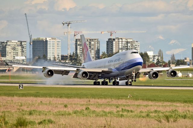 Boeing 747-400 (B-18215)