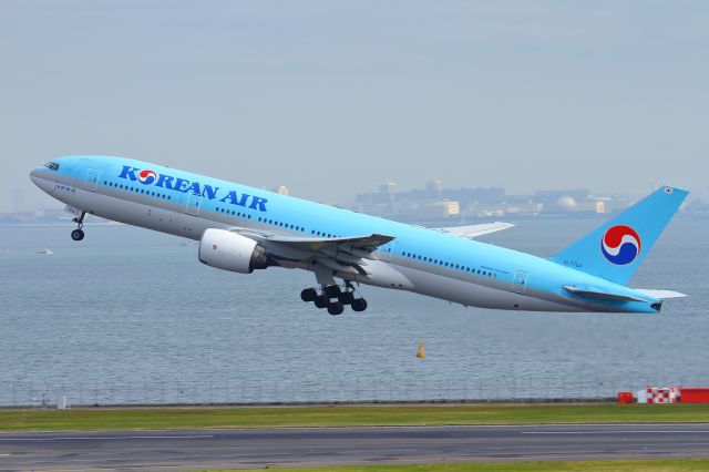 Boeing 777-200 (HL7764)