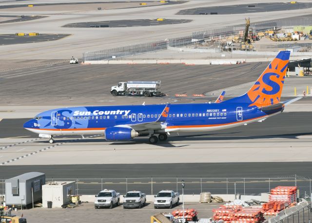 Boeing 737-800 (N823SY)