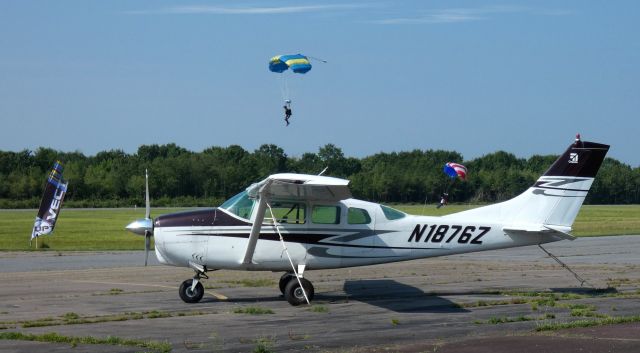 Cessna 205 (N1876Z) - Catching some tarmac time is this 1962 Cessna 205 Centurion in the Summer of 2023. 2/6/2023