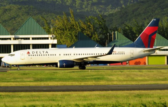 Boeing 737-800 (N382DA)