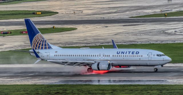 Boeing 737-800 (N26226) - Slowing down on 26R after a huge storm just passed