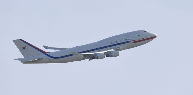 — — - South Korea’s presidential office, Cheong Wa Dae, wants to purchase an Air Force One aircraft to replace its leased VIP plane amid a political debate about the borrowed airliner’s feasibility.br /br /The current presidential jet is a modified Boeing 747-400 airliner leased from Korean Air. The 200-seat plane, built in 2001, is equipped with advanced communication and defense systems, including radar-signal jammers and flares to deflect heat-seeking missiles, according to South Korean Air Force and arms procurement officials.br /br /“The 10-year contract for the leased VIP jet is to be terminated two years from now, so the government should make a decision if it would renew the lease or buy a new one,” a Cheong Wa Dae official said, speaking on condition of anonymity. “Given the schedule of a public tender, security of budget and plane manufacturing, the decision needs to be made in the first half of the year.”br /br /The ruling Democratic Party wants to purchase a presidential airliner, citing the country’s growing international reputation.