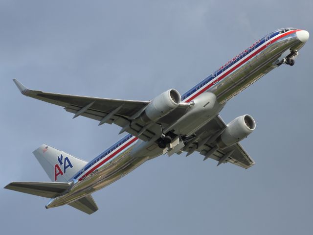 Boeing 757-200 (N191AN) - There are rumblings that American Airlines is planning on upgrading or changing their livery after all these years, presumably to co-incide with the delivery of the B787 Dreamliners. I will certainly miss this livery if it should happen.