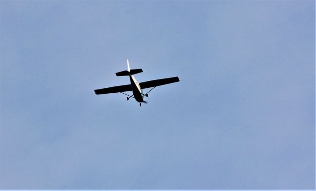 C-GGJK — - C-GGJK CESSNA 172 M SKYHAWK CARGAIR LTEE en vol au dessus de la ville de Lavaltrie QC. le 20-08-2021 à 10:00