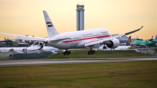 Boeing 787-8 (A6-PFC) - BOE560 on final to Rwy 16R to complete a flight test on 12/19/13. (LN:141 cn 35303). The aircraft is for Abu Dhabi Amiri Flight.