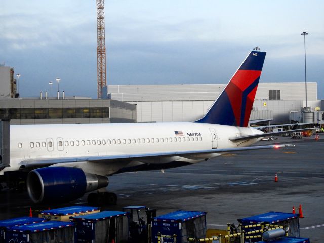 Boeing 757-200 (N682DA) - DAL2383 SFO-ATL