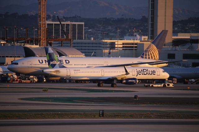 Airbus A321 (N984JB)