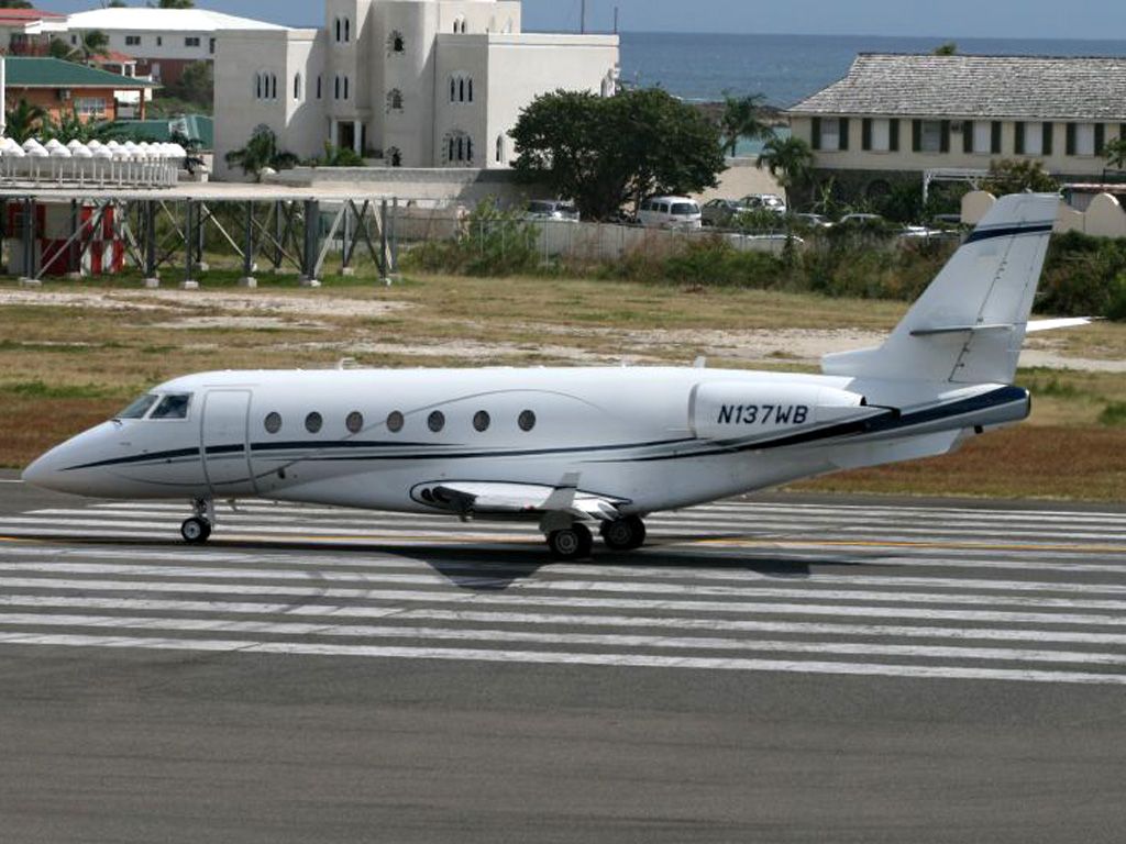 GILES G-200 (N137WB)