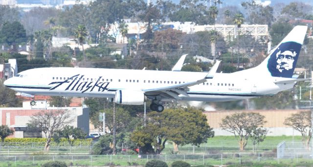 Boeing 737-700 (N423AS) - This picture was taken from the LAX Theme Building.
