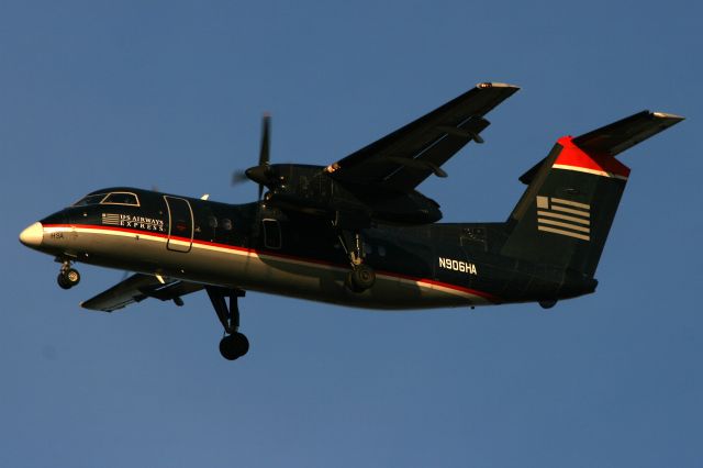 de Havilland Dash 8-100 (N906HA)