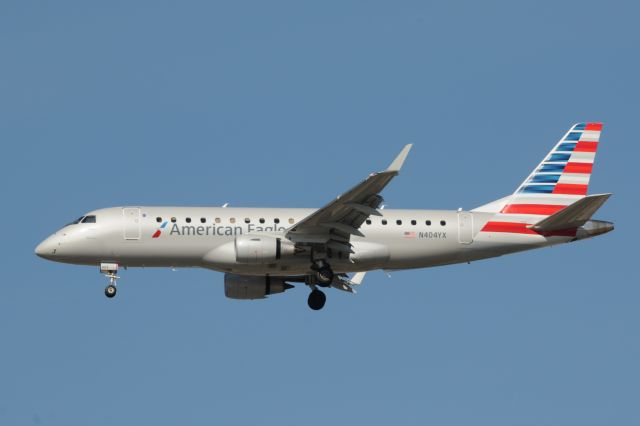 Embraer 175 (N404YX)