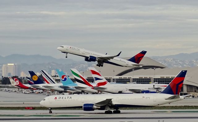 BOEING 767-400 (N834MH)