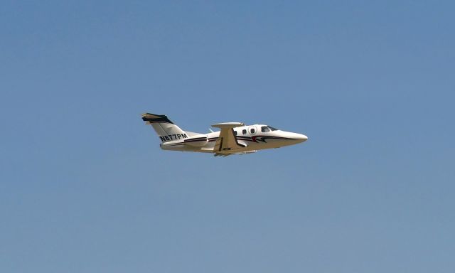 Eclipse 500 (N877PM) - Eclipse 500 N877PM leaving Howell, MI