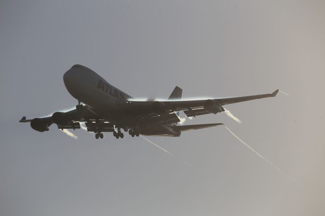 Boeing 747-400 (N477MC)