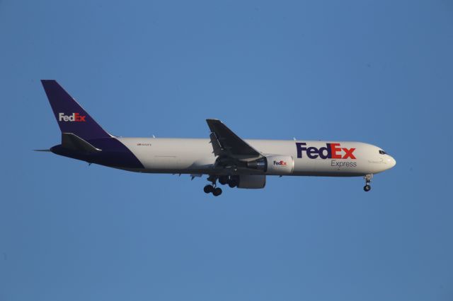 BOEING 767-300 (N112FE)