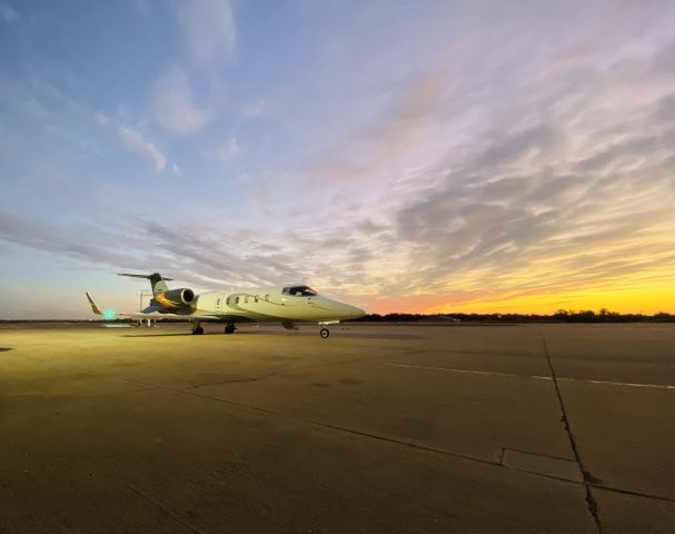 Learjet 60 (N220MD)