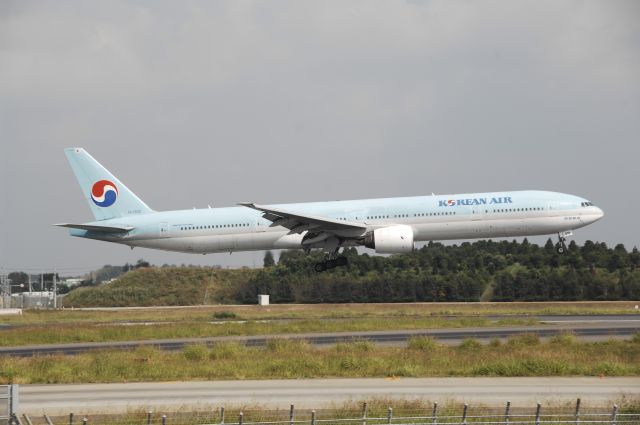 BOEING 777-300 (HL7532) - Landing at NRT Airport Runway 16L on 2011/10/10