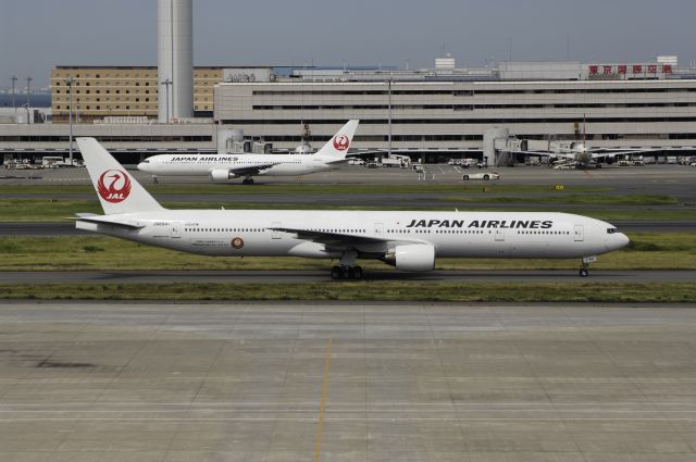 BOEING 777-300 (JA8941) - Taxing at Haneda Intl Airport on 2012/06/07 "Hellosmil"