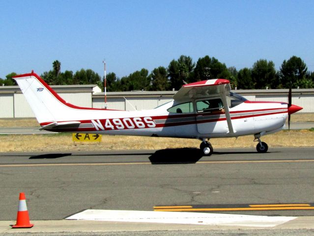 Cessna Skylane RG (N4906S) - Taxiing to RWY 24