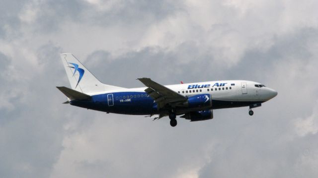 BOEING 737-300 (YR-AME) - Landing at Torino-Caselle Airport