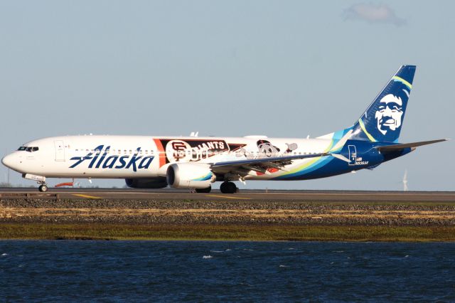 Boeing 737 MAX 9 (N936AK) - Alaska B737 MAX 9 in special San Francisco Giants livery departing BOS on 5/1/23.