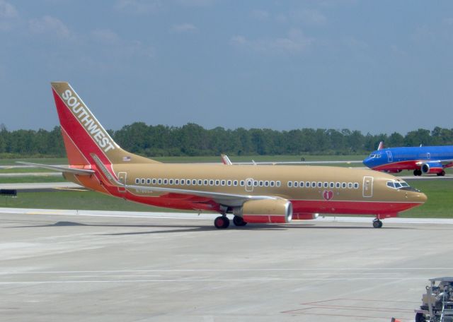 Boeing 737-700 (N788SA) - A couple of 737s taxiing to the gate after landing at Orlando.