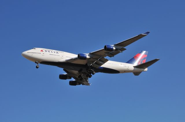 Boeing 747-400 (N668US) - 2011/12/25