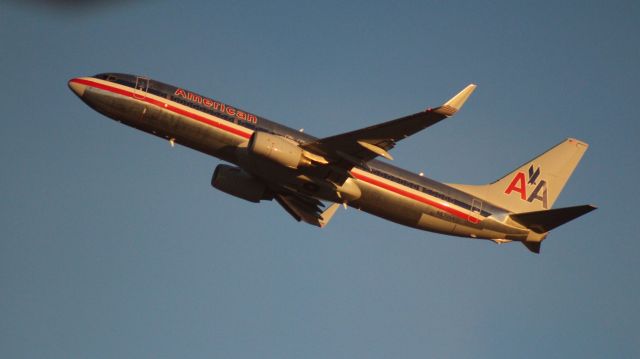 Boeing 737-800 (N839NN) - 013013 airborn from Rwy 35L