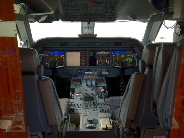 Gulfstream Aerospace Gulfstream V (N282Q) - N282Q Flightdeck