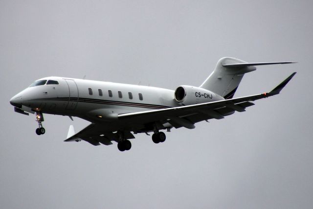 Canadair Challenger 350 (CS-CHJ) - NetJets Europe Challeger 350 on short finals for rwy 24 on 29-Oct-20 arriving from LCLK as NJE545R.