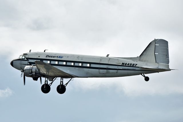 Douglas DC-3 (N44587)