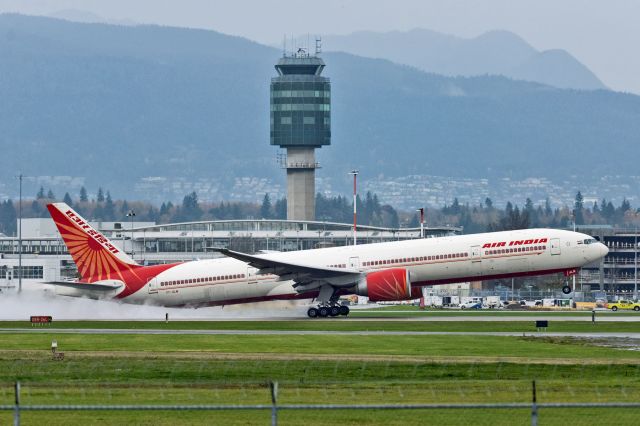 BOEING 777-300 (VT-ALM)