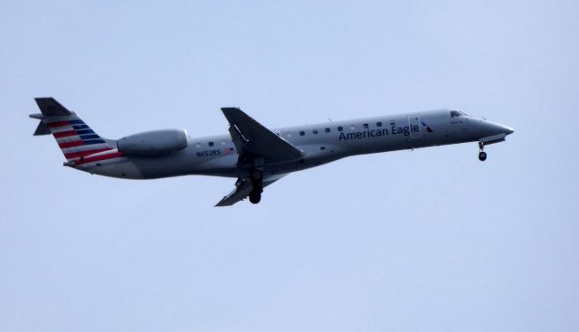 Embraer ERJ-145 (N652RS) - On final is this 2001 American Airlines Eagle Embraer EMB-145LR in the Spring of 2019
