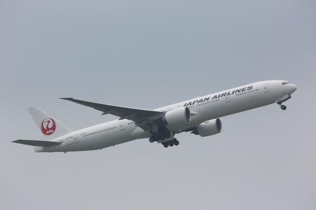 BOEING 777-300ER (JA738J)