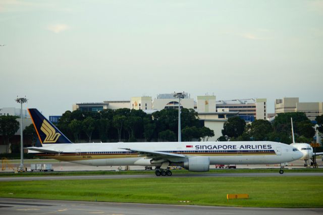 BOEING 777-300 (9V-SWL)