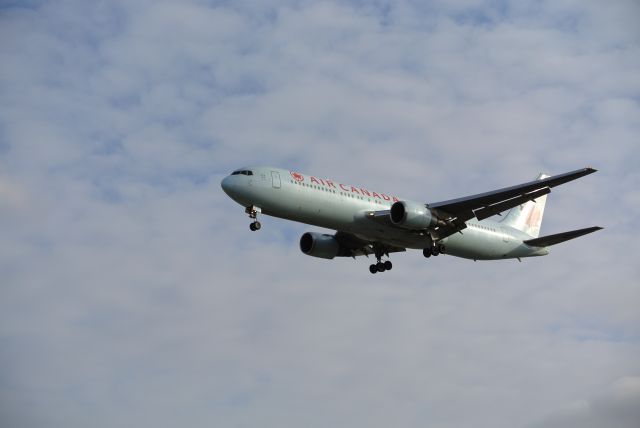 BOEING 767-300 (C-GHLV) - Short final 05