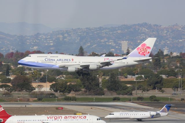 Boeing 747-400 (B-18208)