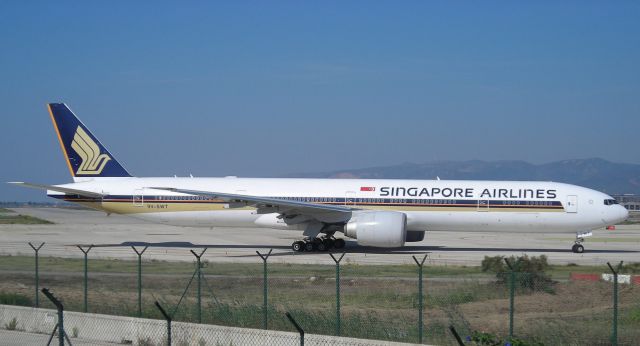 BOEING 777-300 (9V-SWT) - Punto de espera. Esperando despegar.