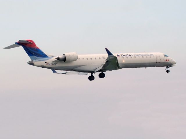 Canadair Regional Jet CRJ-700 (N723EV) - Landing runway 16.