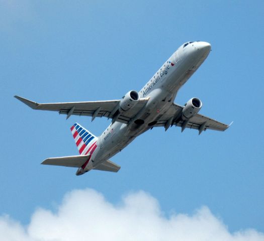 Embraer 175 (N440YX) - Shortly after departure is this 2014 American Eagle Embraer ERJ170-200LR in the Summer of 2020.