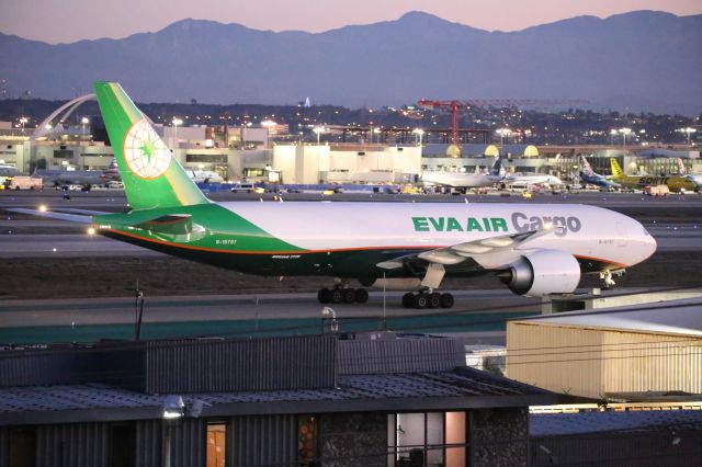 BOEING 777-200LR (B-16787)