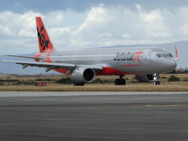 Airbus A321neo (VH-OFQ) - A321 Neo taxiing at YMLT