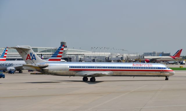 McDonnell Douglas MD-83 (N9619V) - American Airlines McDonnell Douglas MD-83 (DC-9-83) N9619V in Chicago