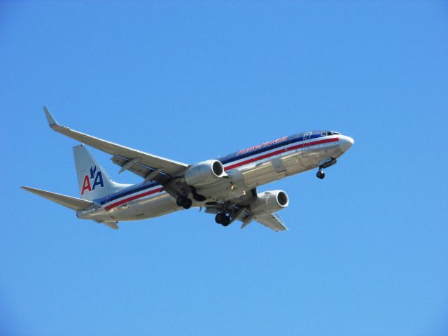 Boeing 737-800 (N857NN) - Landing on RWY 9