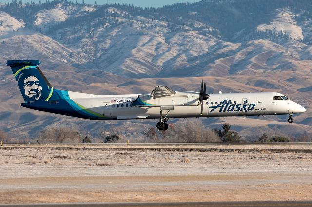 de Havilland Dash 8-400 (N439QX)